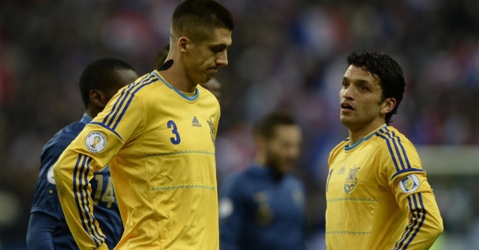 19.nov.2013 - Zagueiros da Ucrânia lamentam após gol sofrido pela França na partida da repescagem da Copa do Mundo