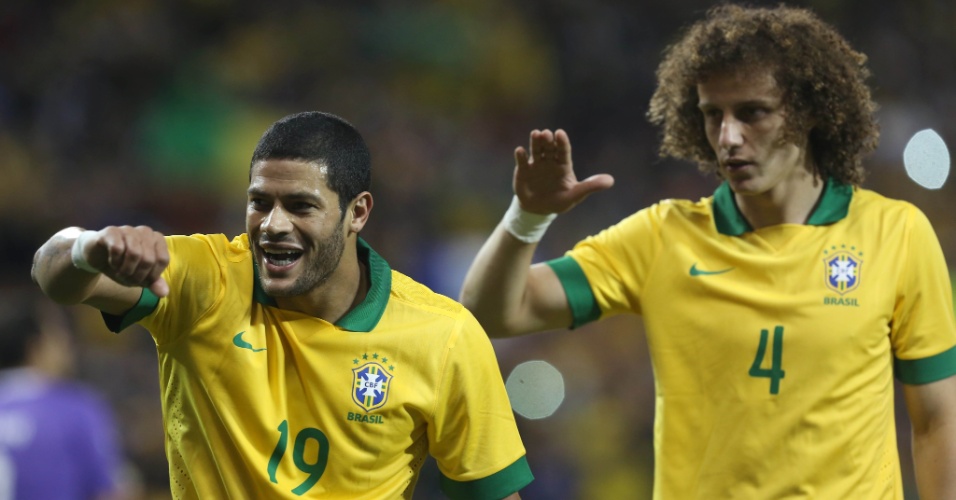 19.nov.2013 - Hulk e David Luiz fazem dancinha após o Brasil abrir o placar contra a seleção chilena