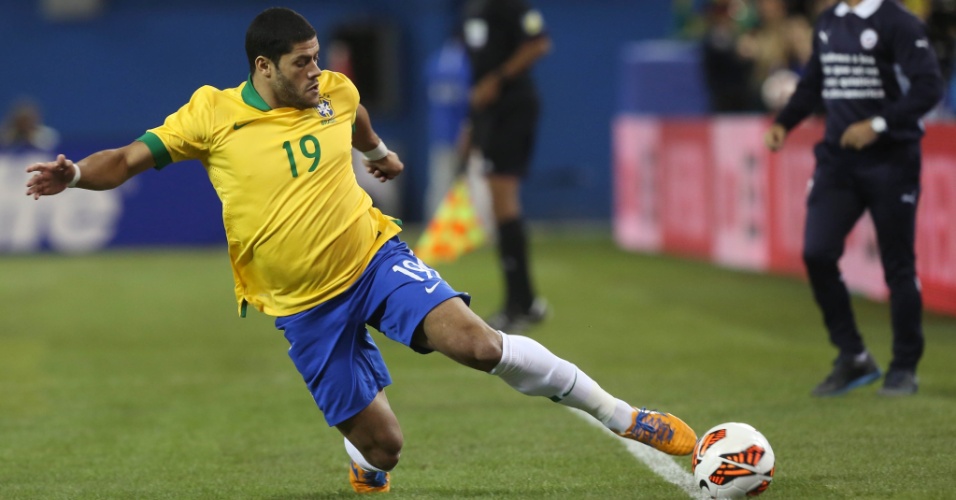 19.nov.2013 - Hulk tenta evitar a saída de bola em amistoso do Brasil contra o Chile