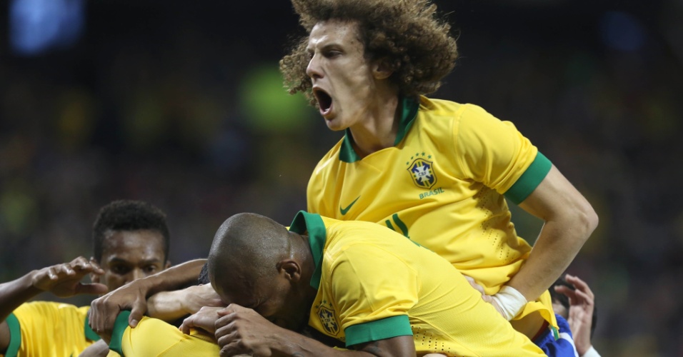 19.nov.2013 - Jogadores do Brasil comemoram o gol de Hulk contra o Chile