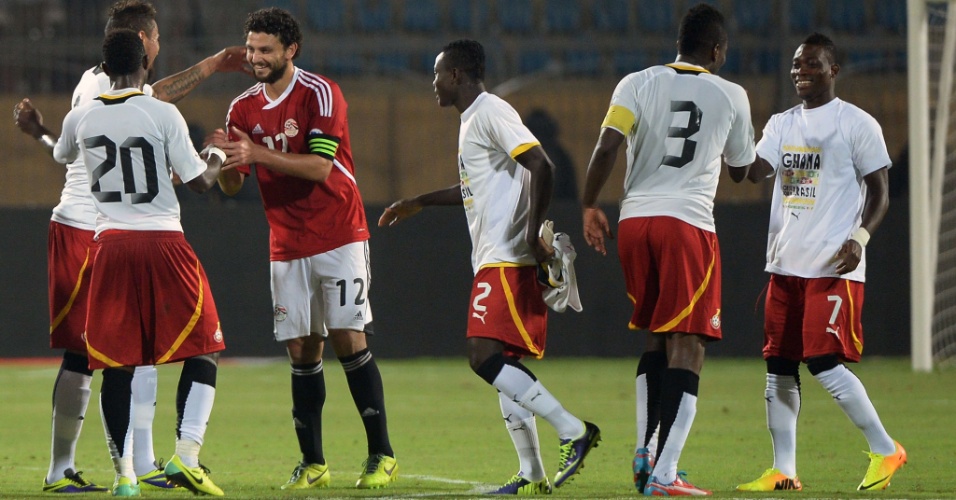 19.nov.2013 - Ghaly, do Egito, cumprimenta atletas de Gana, que se classificou para a Copa-2014 mesmo com uma derrota por 2 a 1