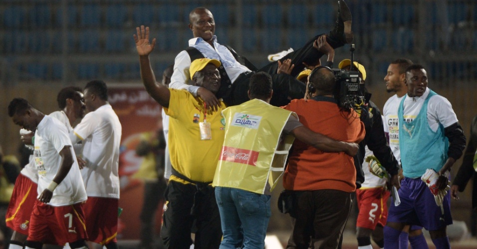 19.nov.2013 - James Kwesi Appiah, técnico de Gana, é levantado após sua seleção se classificar para a Copa-2014 mesmo com uma derrota por 2 a 1 para o Egito