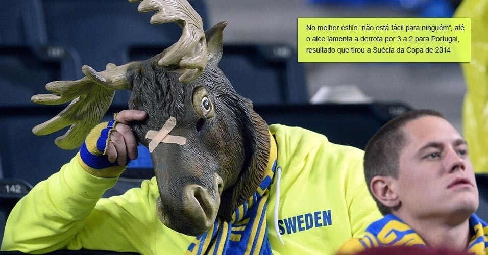 19.nov.2013 - Fantasiado de alce, torcedor da Suécia lamenta derrota para Portugal na briga por uma vaga na Copa