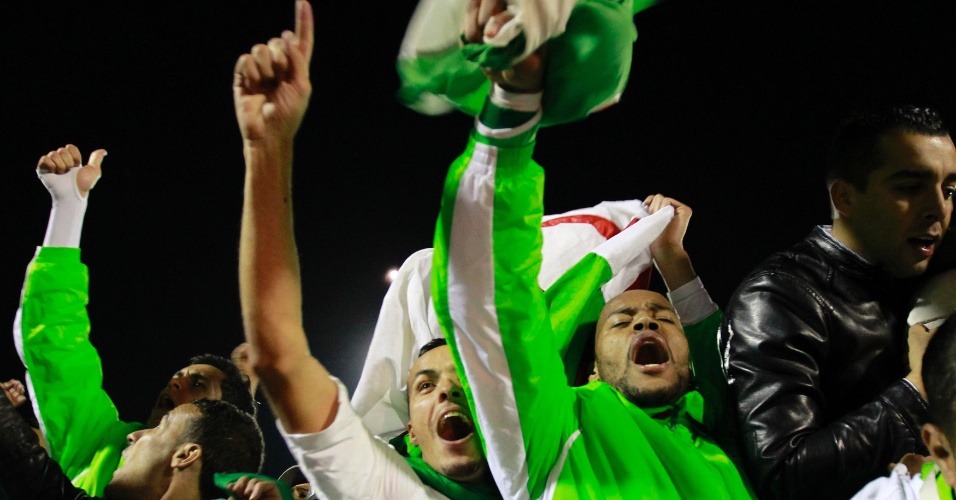 19.nov.2013 - Jogadores da Argélia comemoram a classificação da equipe para a Copa do Mundo-2014; vaga foi confirmada com a vitória por 1 a 0 sobre Burkina Fasso