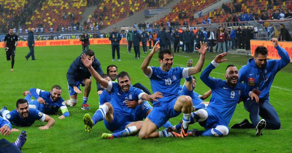 19.nov.2013 - Jogadores da Grécia se jogam no gramado para comemorar a vaga na Copa do Mundo-2014, conquistada com o empate por 1 a 1 com a Romênia