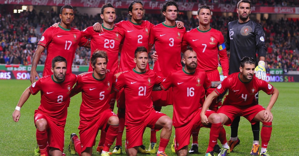 19.nov.2013 - Jogadores de Portugal posam para tradicional foto antes da partida de volta contra a suécia pela repescagem europeia para a Copa-2014