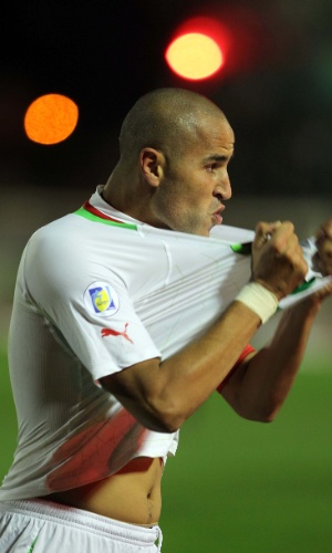 19.nov.2013 - Madjid Bougherra comemora após marcar o gol da vitória por 1 a 0 da Argélia sobre Burkina Fasso; resultado classificou os argelinos para a Copa-2014