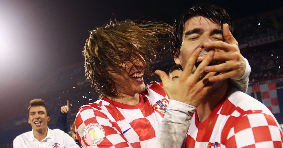 19.nov.2013 - Luka Modric (e) e Vedran Corluka comemoram a classificação da Croácia para a Copa do Mundo-2014; vaga foi confirmada com a vitória por 2 a 0 sobre a Islândia