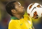 Robinho tem boa volta à seleção, bate marca de Pelé e fala em "sorte" - AFP PHOTO / GEOFF ROBINS