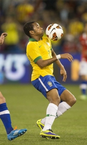 19.nov.2013 - Robinho é vigiado de perto pelo chileno Mena em amistoso da seleção em Toronto (Canadá); Brasil venceu por 2 a 1