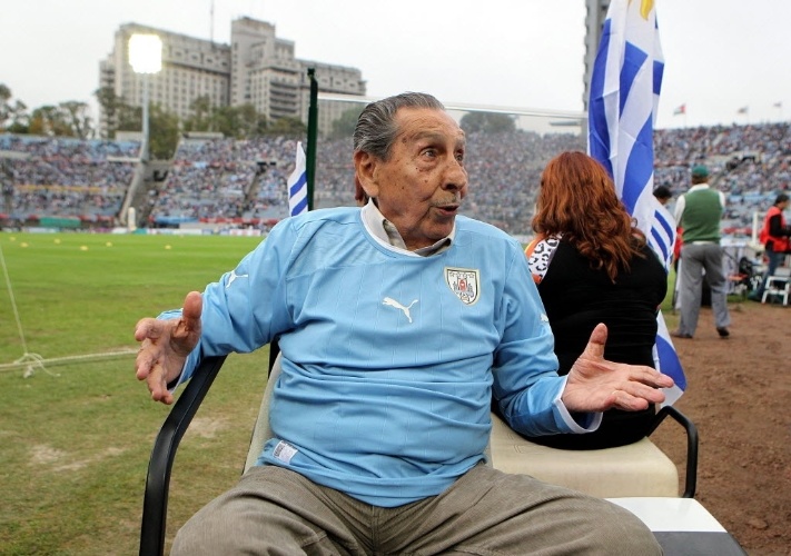 20.nov.2013 - Ghiggia, autor do gol do título mundial de 1950, no Brasil, foi homenageado antes da partida entre Uruguai x Jordânia