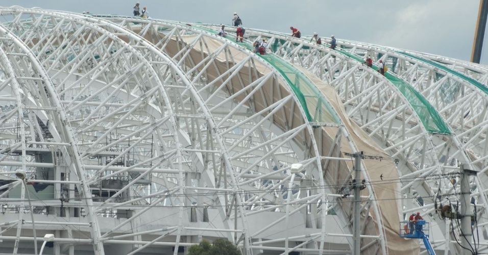 20.nov.2013 - Operários instalam membrana da cobertura do Beira-Rio em 1º módulo de estrutura metálica