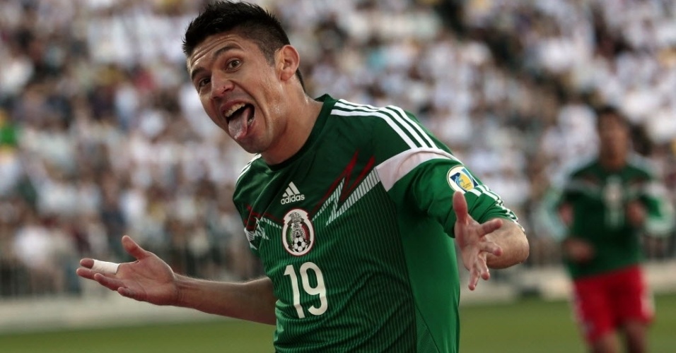 20.nov.2013 - Oribe Peralta mostra a língua ao anotar um de seus três gols no triunfo mexicano sobre a Nova Zelândia por 4 a 2 na repescagem mundial