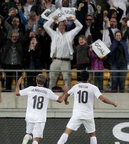 20.nov.2013 - Rory Fallon comemora com a torcida o segundo gol da Nova Zelândia contra o México pela repescagem