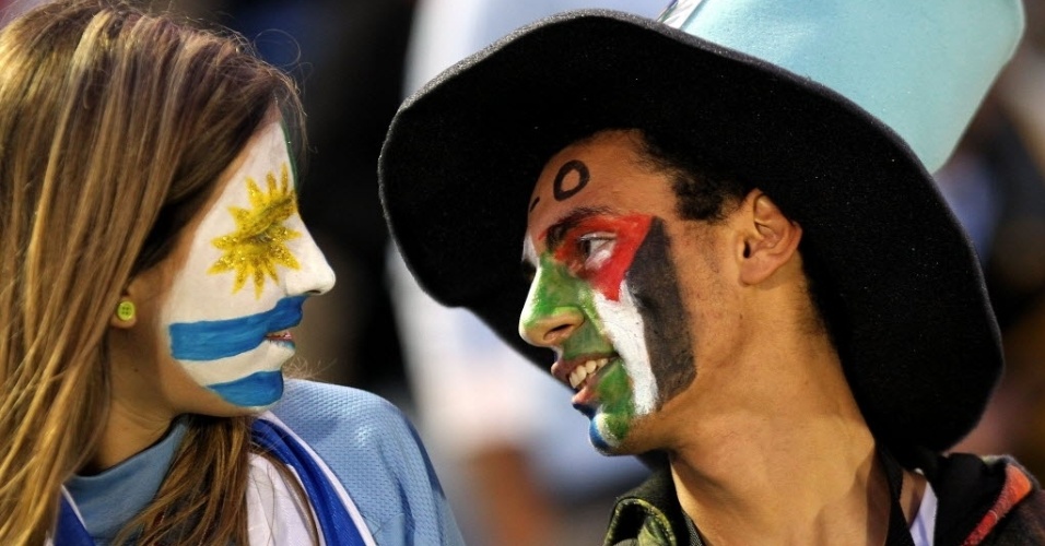 20.nov.2013 - Torcida uruguaia pinta o rosto para acompanhar o duelo entre Uruguai e Jordânia