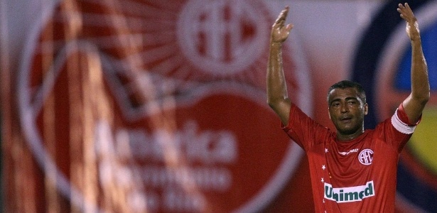 Romário atuou pelo America-RJ no fim da carreira e ajudou na conquista da 2ª divisão do Carioca - EFE/Marcelo Sayao