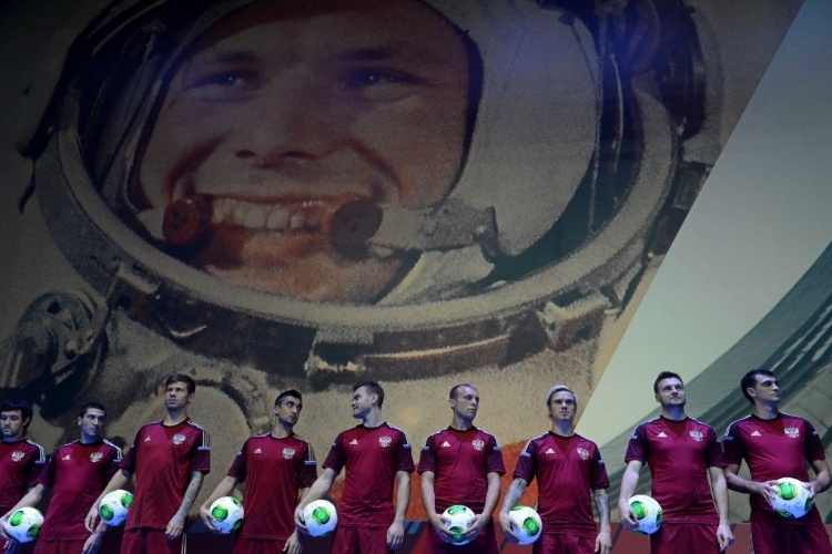 21.nov.2013 - A Rússia lançou oficialmente seu uniforme para a Copa-2014 nesta quinta; a camisa tem marca d'água com homenagem aos astronautas do país