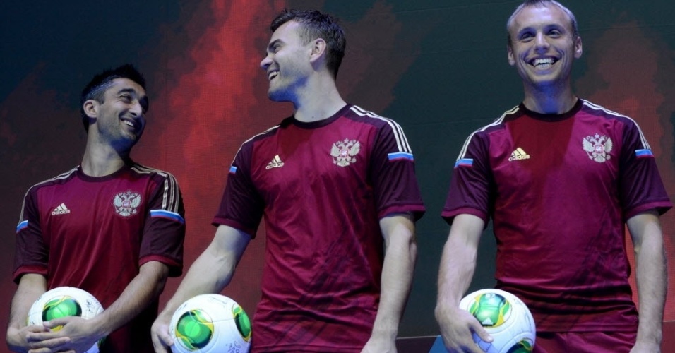 21.nov.2013 - A Rússia lançou oficialmente seu uniforme para a Copa-2014 nesta quinta; a camisa tem marca d'água com homenagem aos astronautas do país