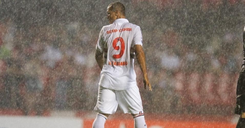 21.nov.2013 - Sob chuva, Luis Fabiano se movimenta durante jogo contra a Ponte Preta pela Sul-Americana
