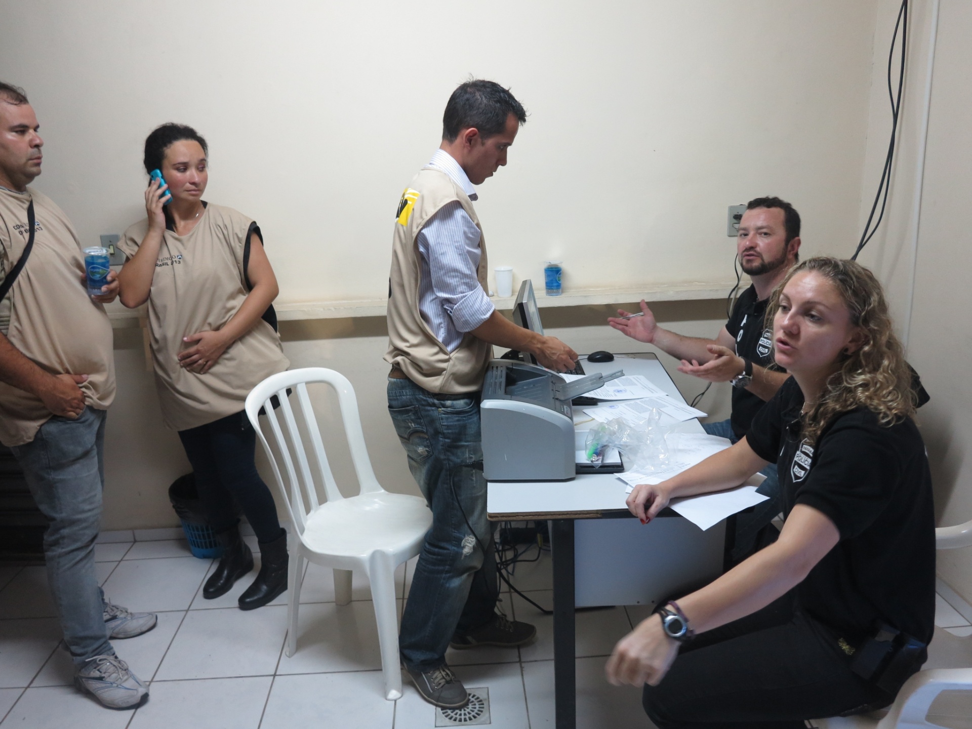 Euler Andrey e Daiane Cordeiro registram queixa por furto no posto da Polícia Civil dentro da Vila Capanema - Pedro Ivo Almeida/UOL