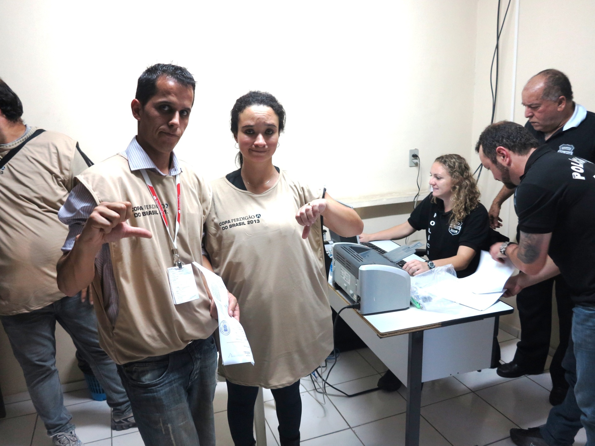 Heuler Andrey (e) e Daiane Cordeiro (d) tiveram câmeras, lentes e outros materiais furtados no estádio durante a final - Pedro Ivo Almeida/UOL