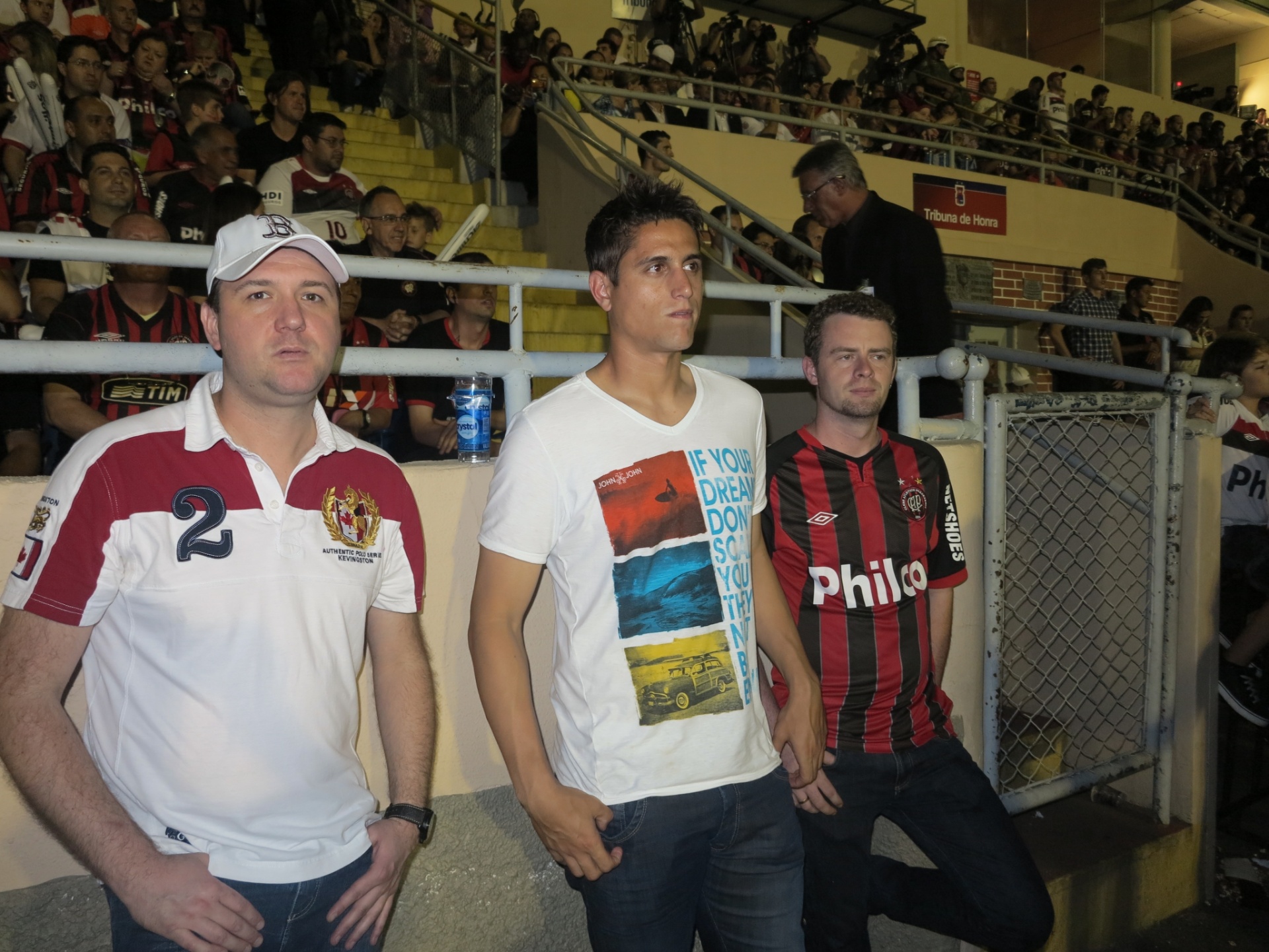 Goleiro Renan Rocha (centro) foi barrado e teve que acompanhar o jogo em pé perto de arquibancada e grade do gramado - Pedro Ivo Almeida/UOL