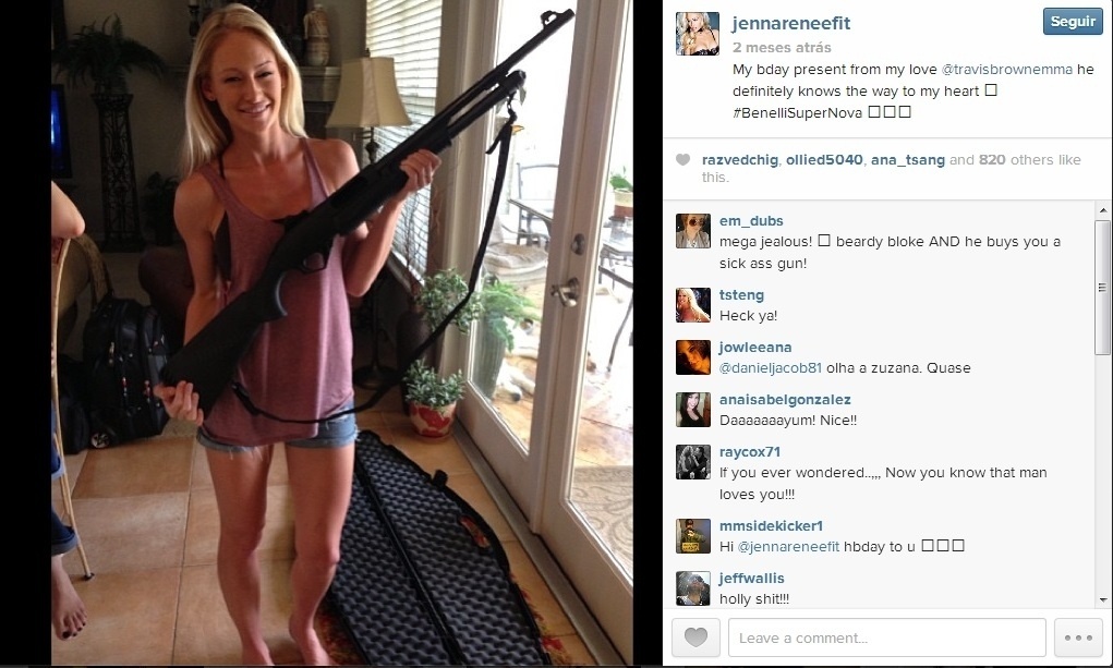 Jenna Renee costuma postar fotos de seu hobby preferido nas redes sociais: atirar. De pistolas a arco e flecha, ela mostra sua pontaria e ganha seus "brinquedinhos" do namorado, o lutador do UFC Travis Browne - Reprodução/Instagram