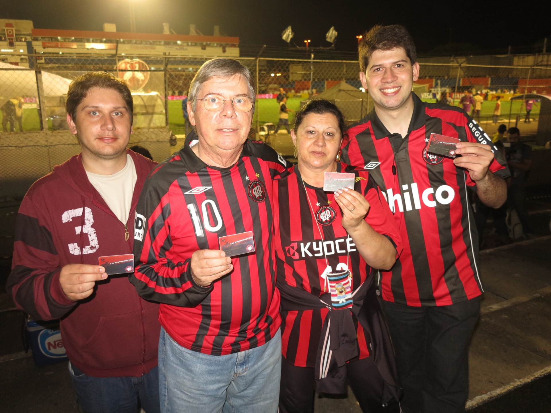 Mesmo com ingresso, advogado João Hortmann (segundo, da esquerda para direita) teve que assistir ao jogo em pé em um local perto das grades do campo - Pedro Ivo Almeida/UOL