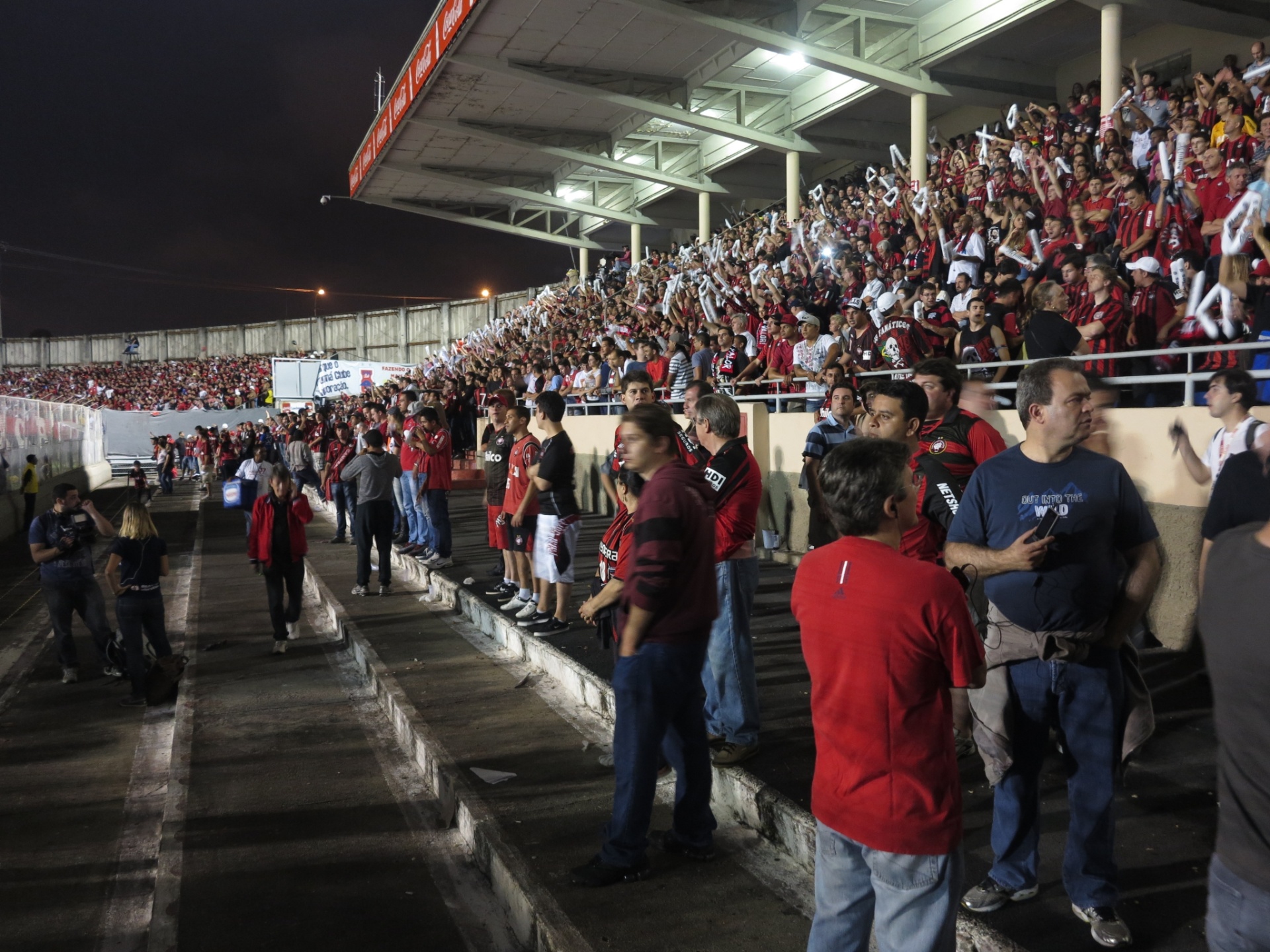 Torcedores que compraram ingressos não tinham lugar para sentar e tiveram que assistir ao jogo em pé - Pedro Ivo Almeida/UOL