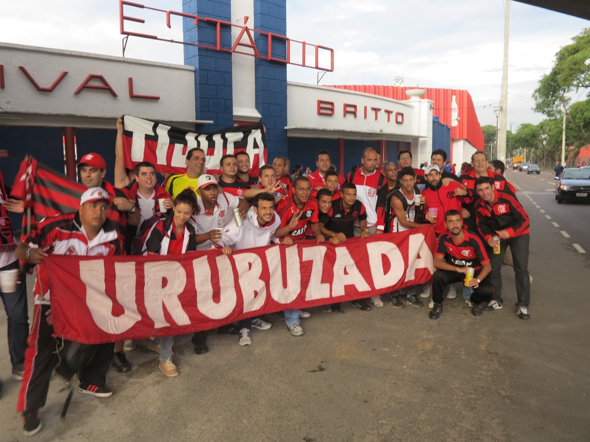 Torcida do Flamengo compareceu e fez muita festa, mas foi surpreendida e atacada por rivais no final da partida, do lado de fora do estádio - Pedro Ivo Almeida/UOL