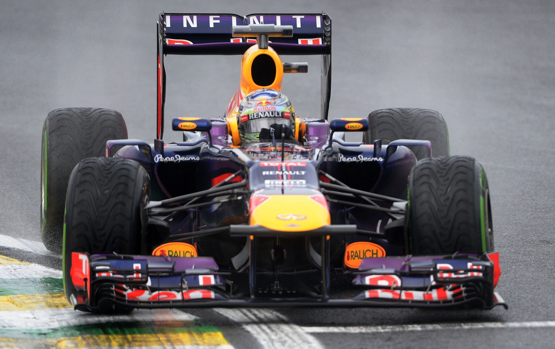 22.11.2013 - Sebastian Vettel no primeiro treino livre do GP Brasil - Vanderlei Almeida/AFP