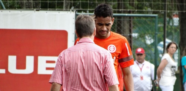 Zagueiro iria atuar improvisado na lateral direita, mas sentiu a coxa direita em treino desta sexta-feira - Jeremias Wernek/UOL