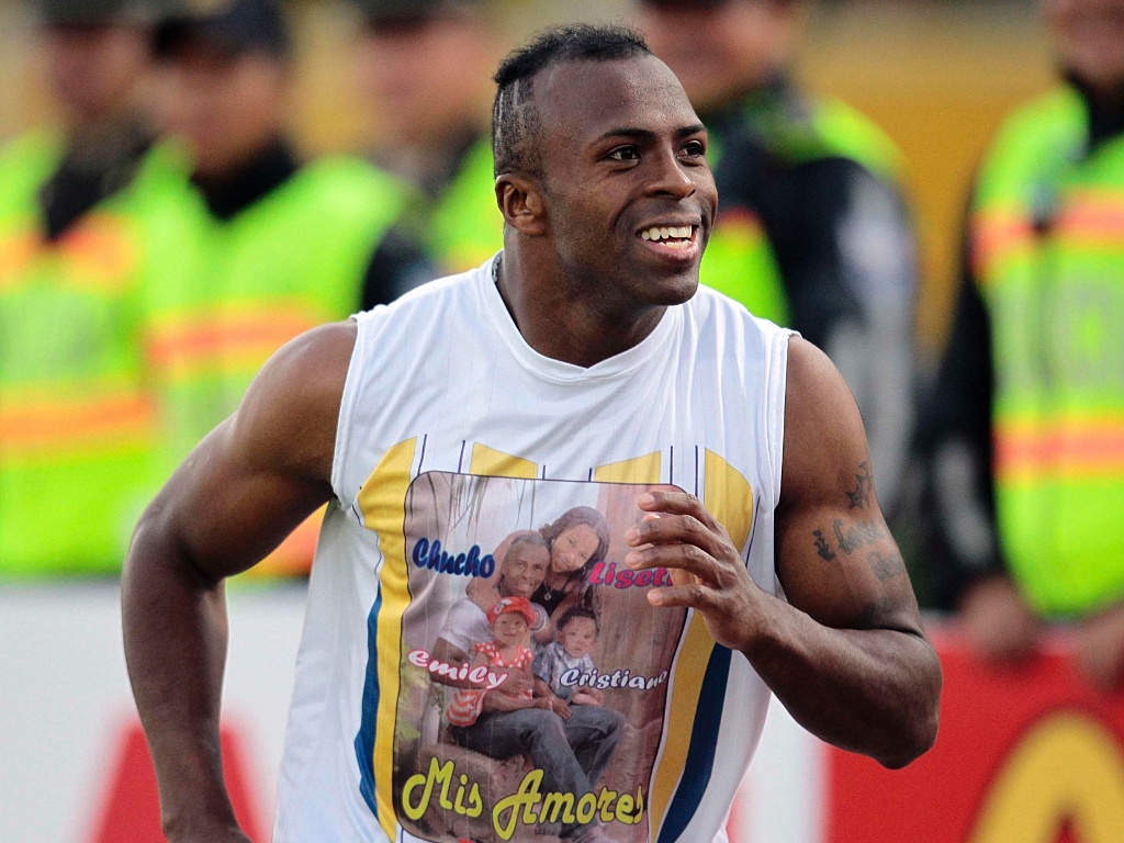 Chucho (como era chamado carinhosamente) comemora um de seus gols marcados pela seleção do Equador. O jogador era pai dos gêmeos Emily e Cristiano.