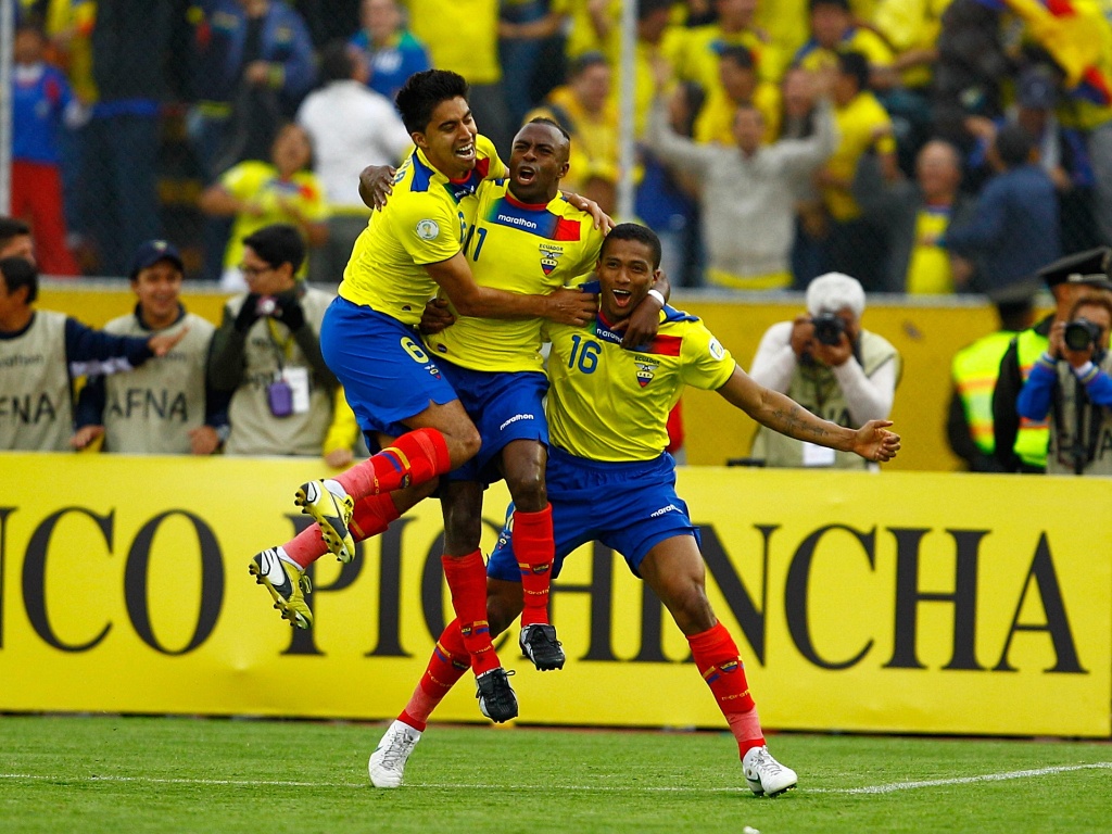 Junto com seus companheiros de time, Christian Naboa e Antonio Valencia, Chucho comemora um gol marcado pela seleção do Equador durante as eliminatórias da Copa de 2014