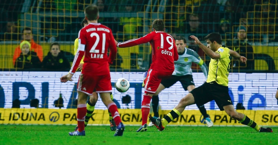 23.nov.2013 - Gotze chute para marcar o primeiro gol do Bayern de Munique na vitória sobre o Borussia Dortmund