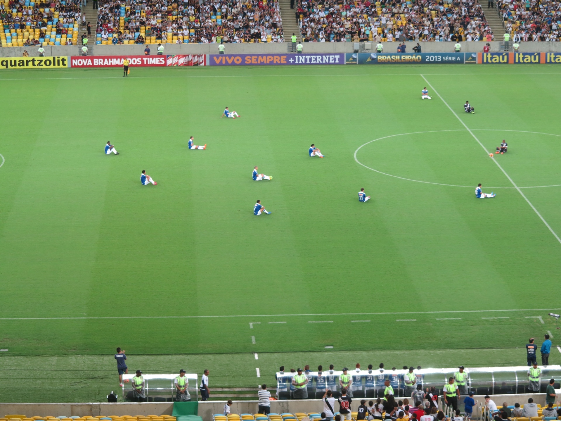Jogadores de Cruzeiro e Vasco sentam no gramado antes do jogo pelo Brasileirão em mais um protesto do Bom Senso FC (23.nov.2013) - Pedro Ivo de Almeida/UOL