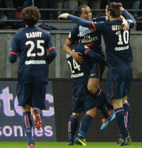 23.nov.2013 - Lucas comemora com seus companheiros de time após marcar o primeiro gol do PSG contra o Reims