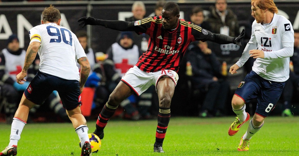23.nov.2013 - Mario Balotelli tenta escapar da marcação de dois jogadores do Genoa