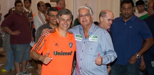 O presidente do Flu, Peter Siemsen (e), posa com o presidente da Unimed, Celso Barros - Bruno Haddad/Fluminense FC