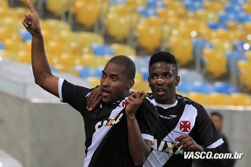 Atacante Edmilson comemora seu gol na partida contra o Cruzeiro, no estádio do Maracanã (23.nov.2013) - Marcelo Sadio/vasco.com.br