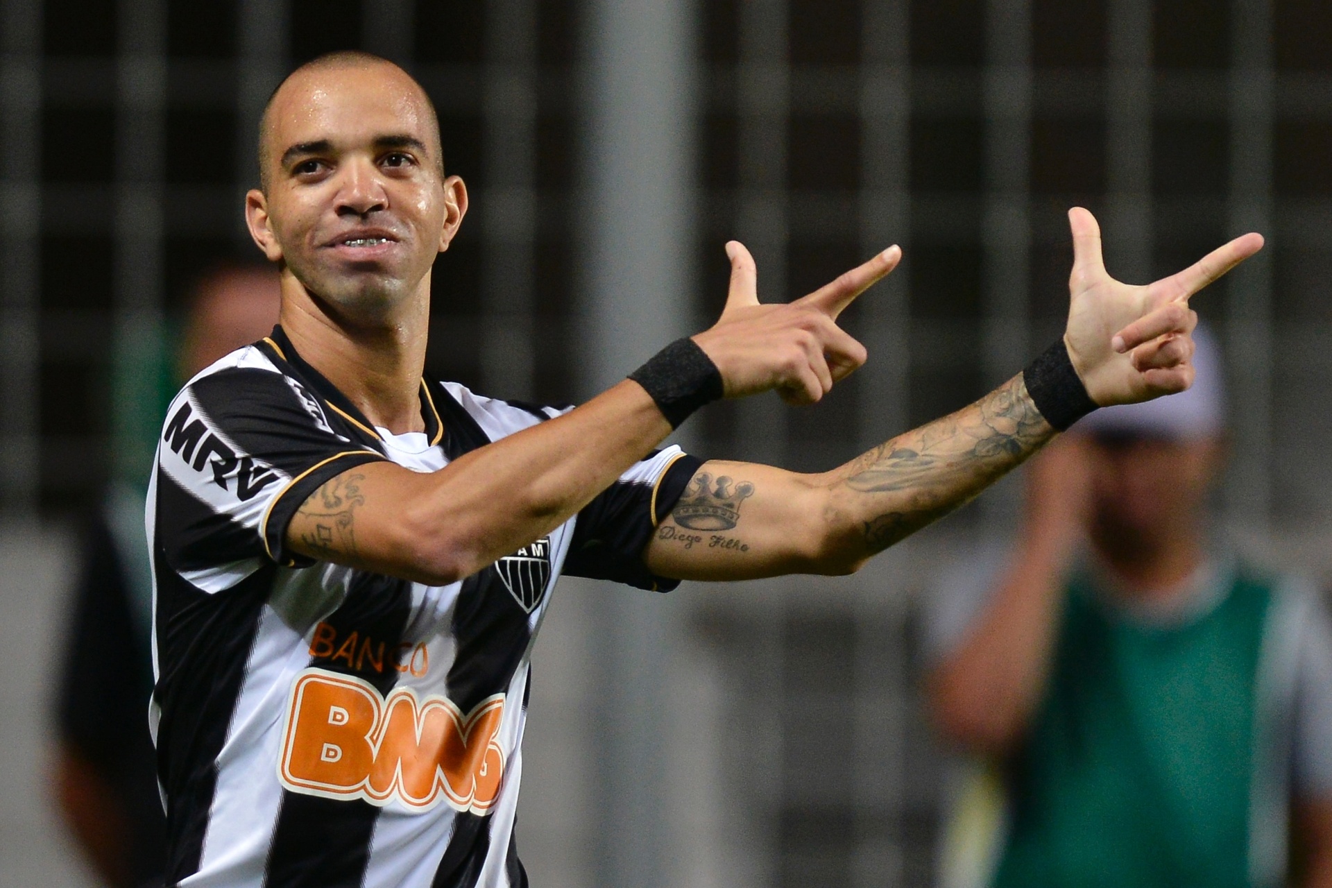 Destaque da partida, Diego Tardelli comemora um dos seus gols no duelo contra o Goiás  (23.nov.13) - PEDRO VILELA/AGÊNCIA I7/ESTADÃO CONTEÚDO