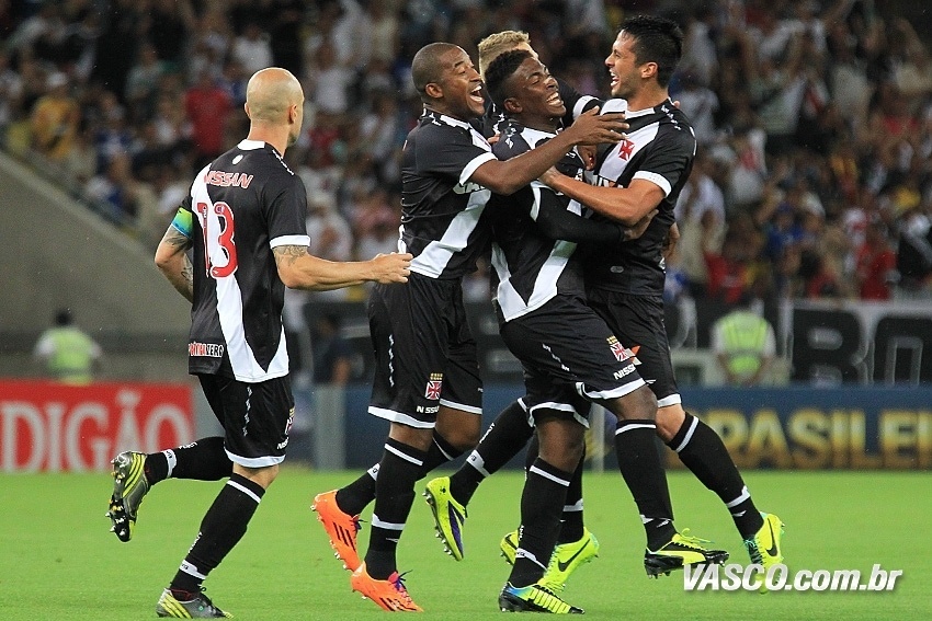 Jogadores do Vasco comemoram o gol marcado por Thalles, que abriu o placar na partida contra o Cruzeiro (23.nov.2013) - Marcelo Sadio/vasco.com.br