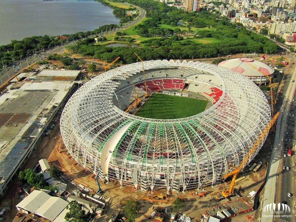 Vista aérea da instalação da membrana e da cobertura do estádio Beira-Rio, do Internacional, que será sede de cinco jogos da Copa do Mundo 2014 (22/11/2013)