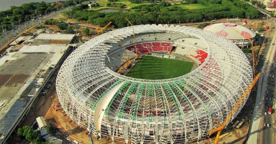Vista aérea da instalação da membrana e da cobertura do estádio Beira-Rio, do Internacional, que será sede de cinco jogos da Copa do Mundo 2014 (22/11/2013)