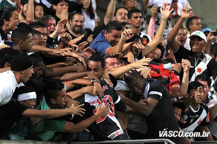 23.nov.2013 Atacantes Thalles e Edmilson comemoram gol do Vasco sobre o Cruzeiro com a torcida, no Maracanã - Marcelo Sadio/Site oficial do Vasco