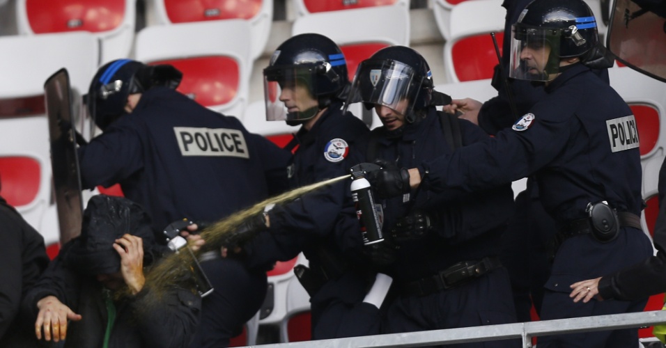 24.nov.2013 - Polícia usou spray de pimenta para conter briga entre torcedores do Saint-Etienne, pela Ligue 1