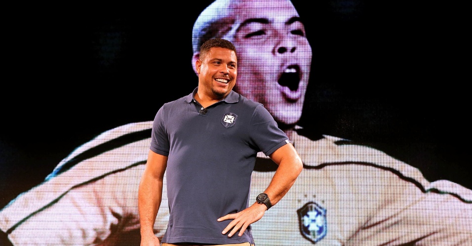 Ex-atacante Ronaldo participa do lançamento da nova camisa da seleção, mas vestiu peça de passeio da coleção (24.nov.2013)