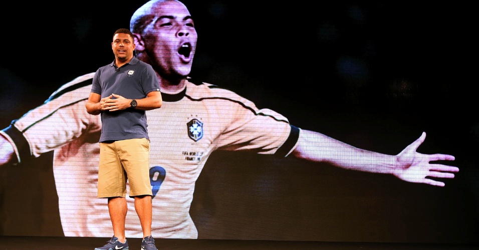 Ex-atacante Ronaldo participa do lançamento da nova camisa da seleção, mas vestiu peça de passeio da coleção (24.nov.2013)