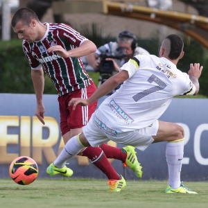 Wagner passa pela marcação de Alisson, volante do Santos (24.nov.2013) - Célio Messias/Photocamera