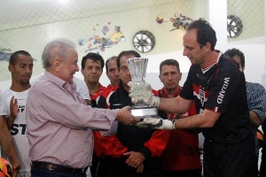 Presidente Juvenal Juvêncio entrega homenagem a Rogério Ceni, que completa 1.117 jogos pelo clube (24.nov.2013) - Reinaldo Canato/UOL